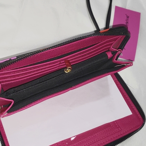 Betsey Johnson Kisses Lips Zip around Wristlet Wallet XOZIP-P Saffiano New - Picture 7 of 10